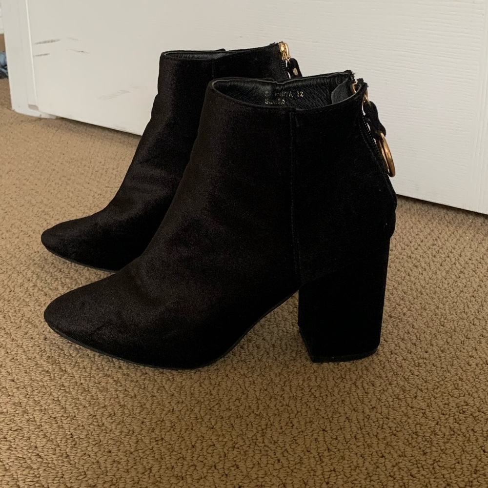Yoki booties size 8.5 but fit small. ( *FIT LIKE 7.5 ) In great condition! $15